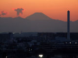 冬の夕日の富士山（東京都杉並区）